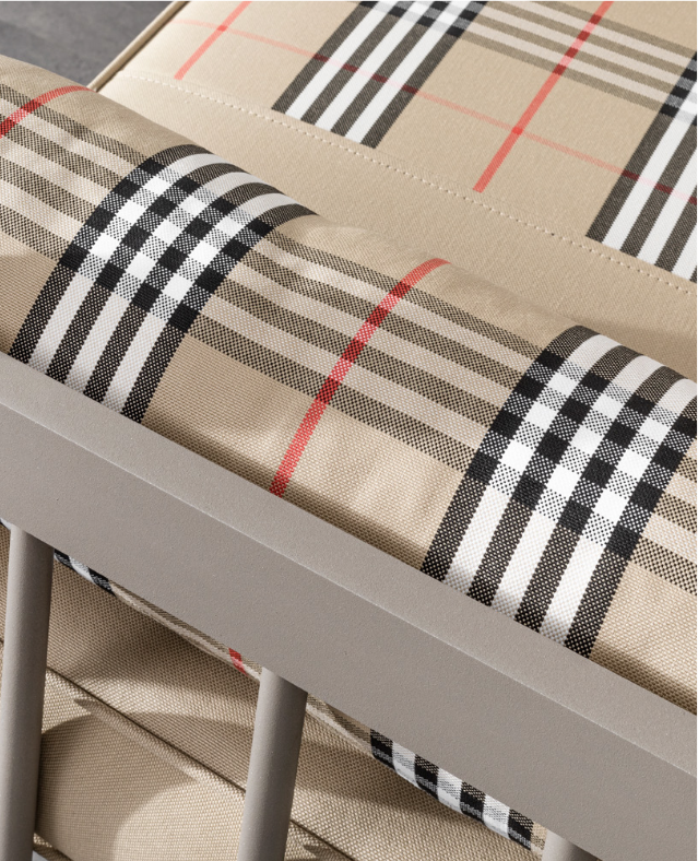 Queen Seating Set kapak resmi
